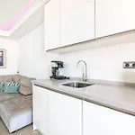 Amazing First Line By Costarentals - M42 Apartment